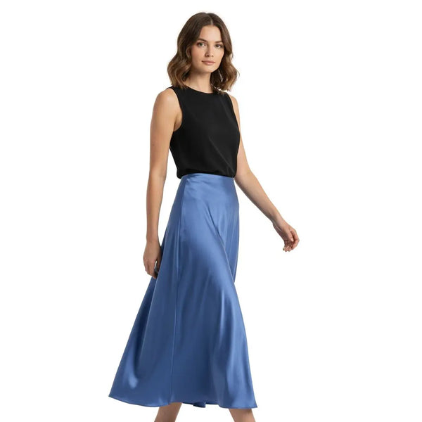 Mannequin portant une jupe longue en satin bleu et un débardeur noir