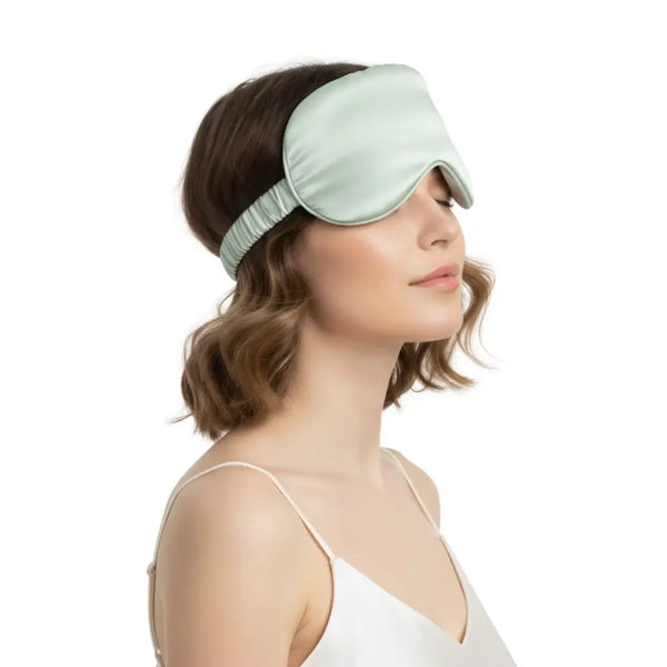 Mannequin de profil portant sur le haut de la tête un masque de nuit en soie vert pastel
