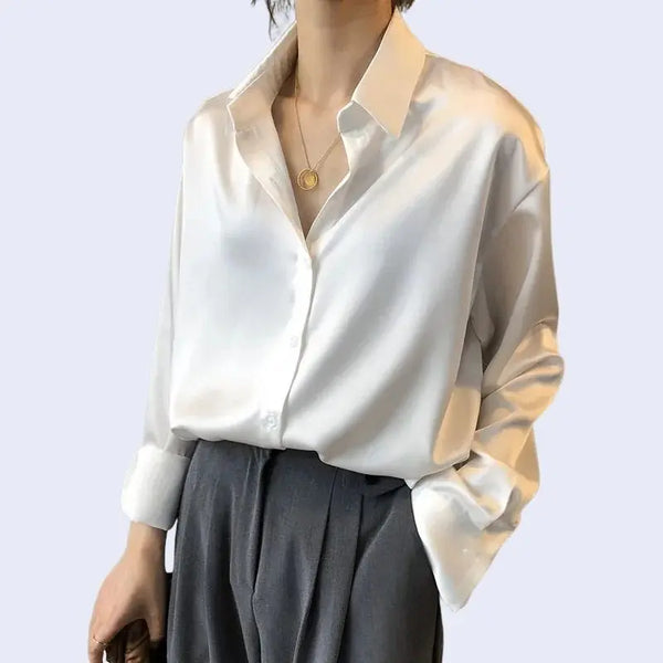 Modèle portant une chemise élégante à col rabattu en satin blanche