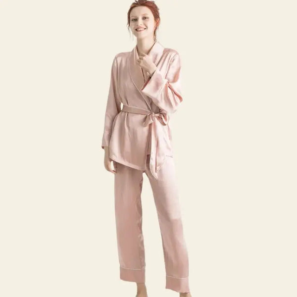 Mannequin debout portant un ensemble peignoir et pantalon rose en soie de mûrier