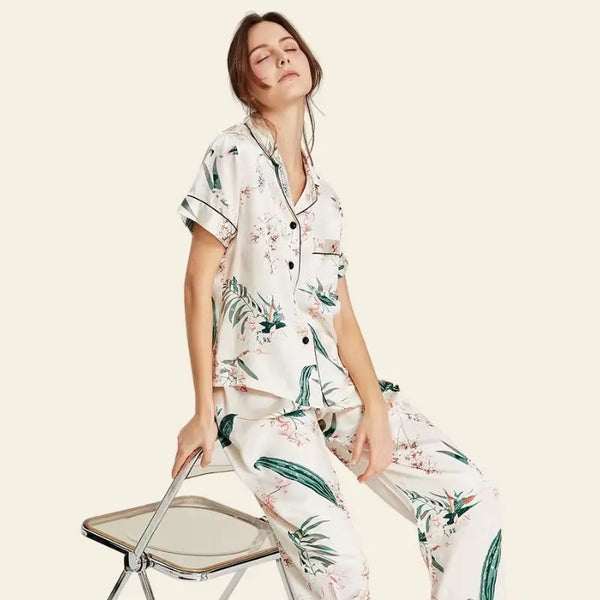 Mannequin portant un ensemble pyjama à fleurs en soie véritable