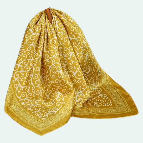 Foulard carré en satin motif arabesques dorées