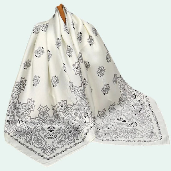 Foulard carré en satin motif cachemire blanc ivoire