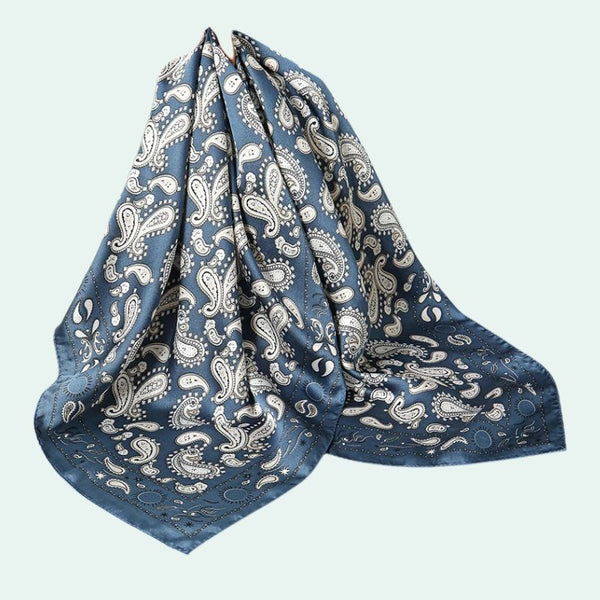 Foulard carré en satin motif cachemire bleu