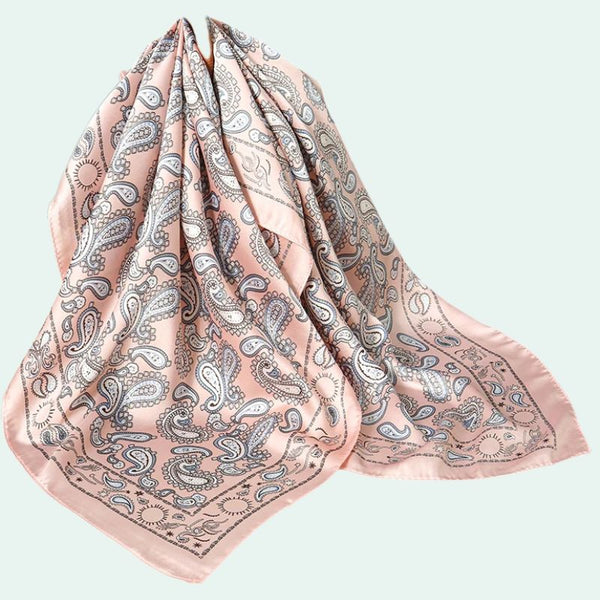 Foulard carré en satin motif cachemire rose poudré