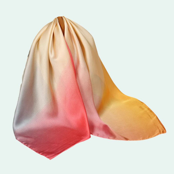 Foulard carré en satin motif dégradé rose doré