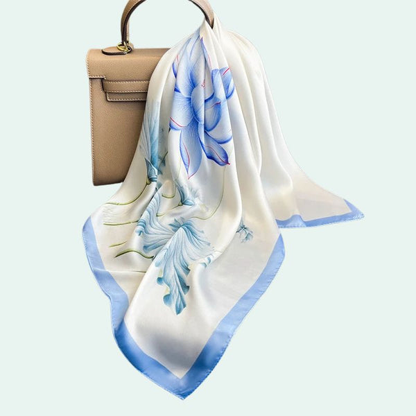 Foulard carré en satin motif floral bleu poudré