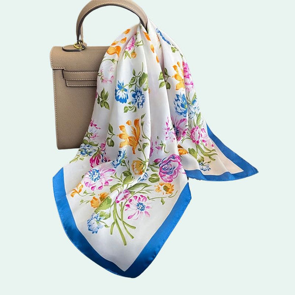 Foulard carré en satin motif floral bleu