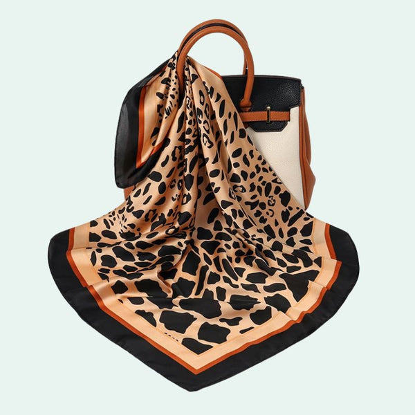 Foulard carré en satin motif léopard camel