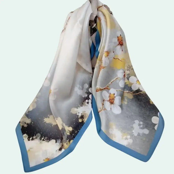 Foulard carré pure soie motif fleurs dorées