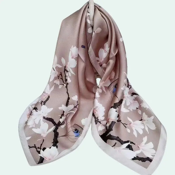 Foulard carré pure soie motif magnolias blancs