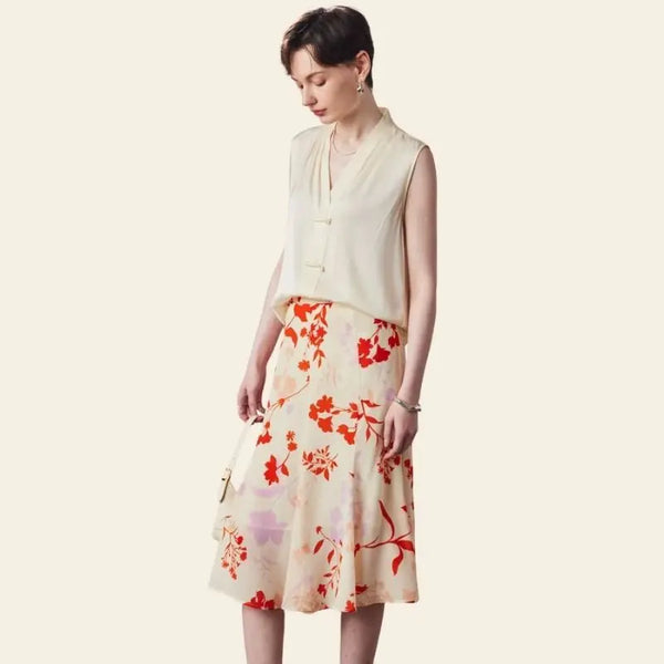 Mannequin de profil portant une jupe mi-mollet motifs fleurs rouges en soie véritable