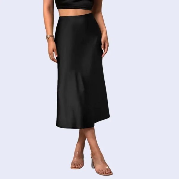 Mannequin portant une jupe taille haute sirène mat en satin couleur noire