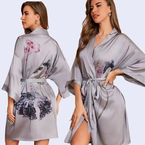 Modèle portant un kimono court motifs floraux en satin couleur argenté