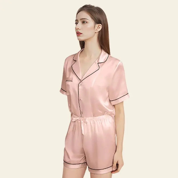 Mannequin de profil portant un pyjama 2 pièces manches courtes en soie de mûrier naturelle rose