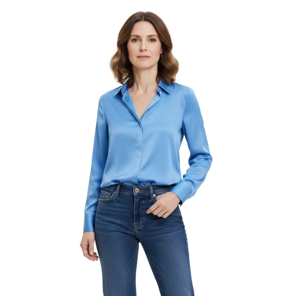 Mannequin de face portant une chemise en satin bleu et un jean