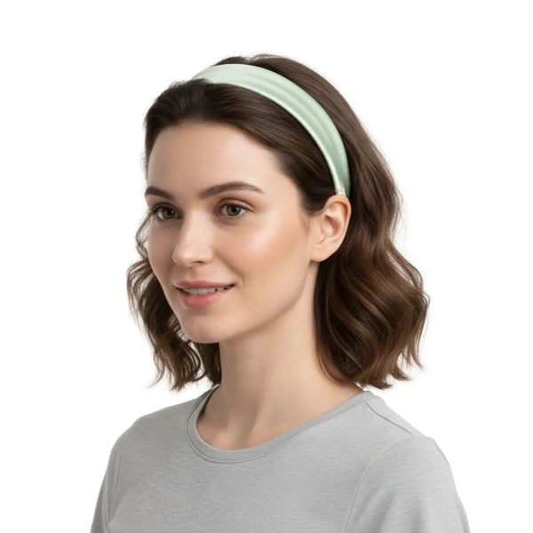 Mannequin de profil portant un bandeau en soie vert pastel dans les cheveux