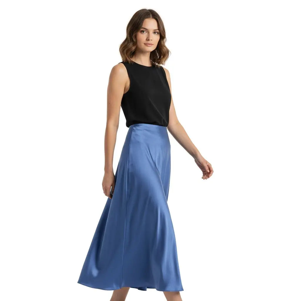 Mannequin portant une jupe longue en satin bleu et un débardeur noir