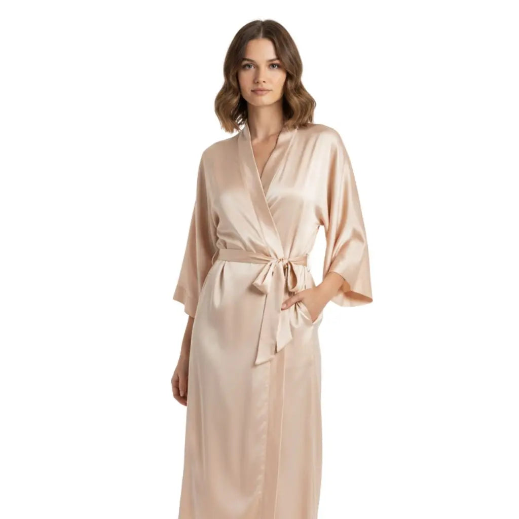 Mannequin de face portant un peignoir long en soie couleur champagne