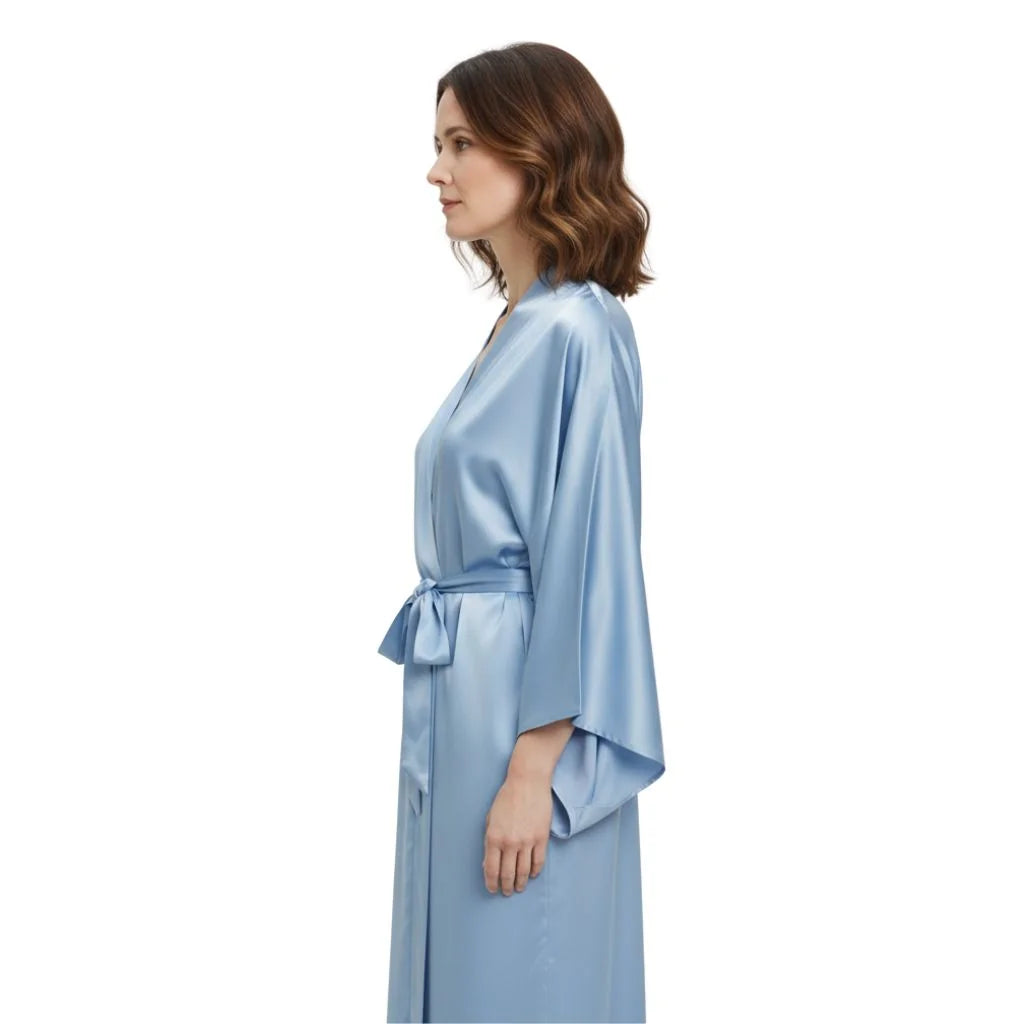Mannequin de profil portant un kimono en satin bleu