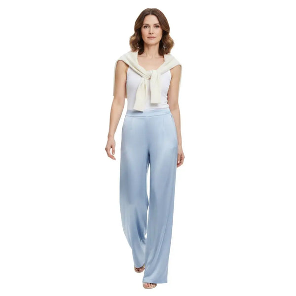 Mannequin de face portant un pantalon en satin bleu