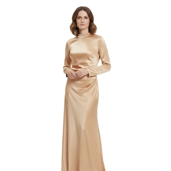 Mannequin de face portant une robe longue en soie dorée