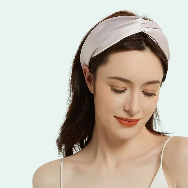 Mannequin portant un bandeau large uni en soie de mûrier rose