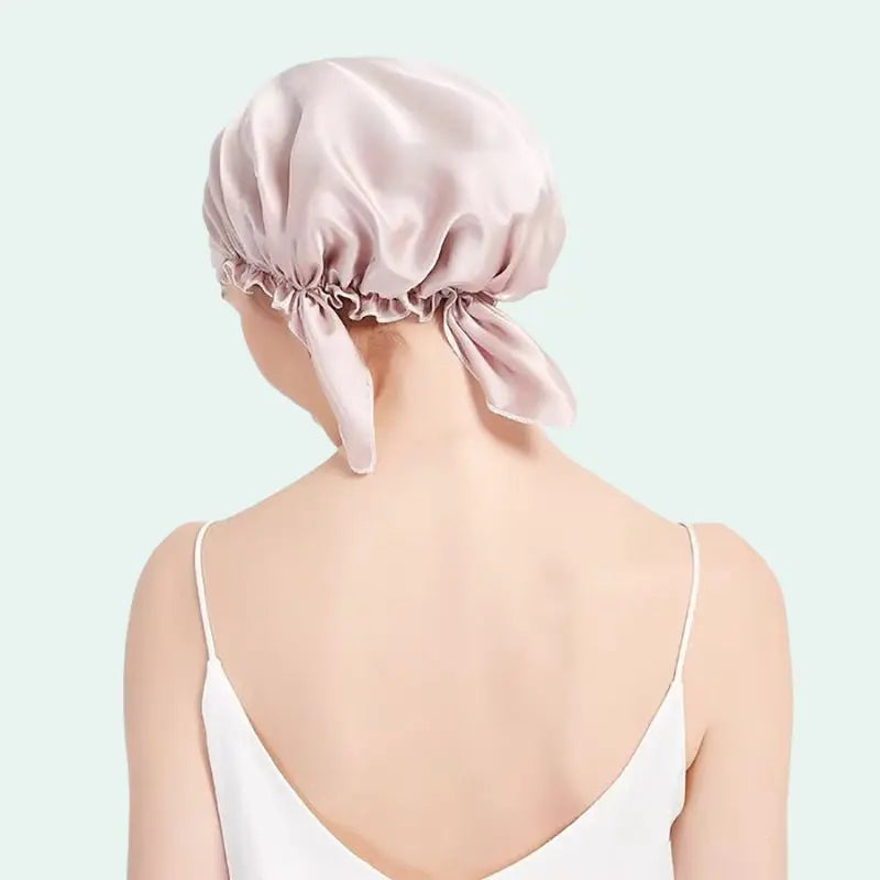 Mannequin de dos portant une bonnet de nuit triangle réglable en soie de mûrier rose