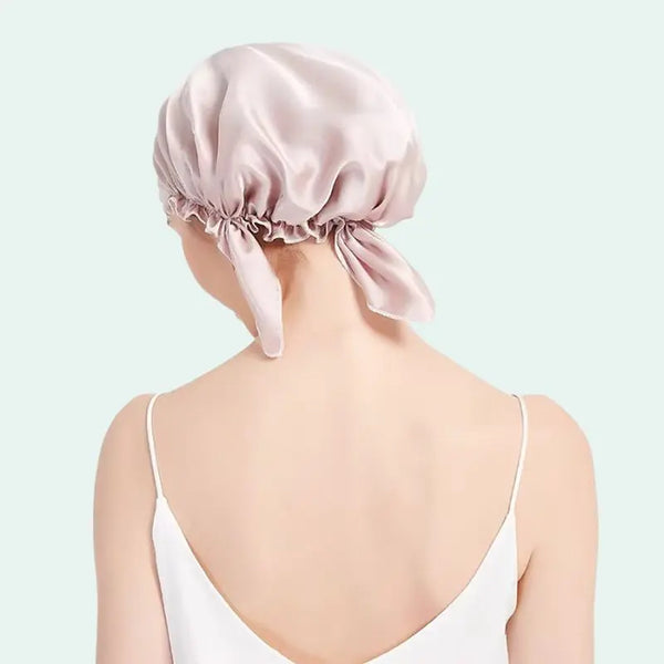 Mannequin de dos portant une bonnet de nuit triangle réglable en soie de mûrier rose