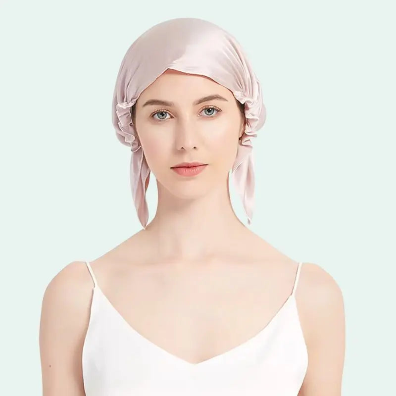 Mannequin de face portant une bonnet de nuit triangle réglable en soie de mûrier rose