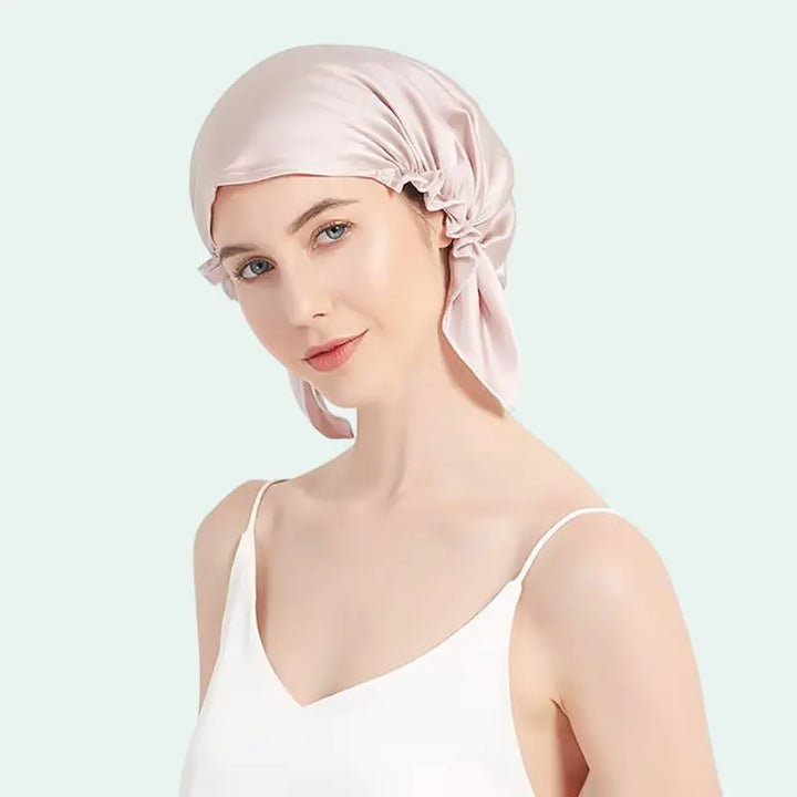 Mannequin de profil portant une bonnet de nuit triangle réglable en soie de mûrier rose