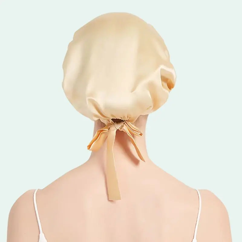 Mannequin de dos portant un bonnet de nuit uni cheveux courts en soie de mûrier champagne