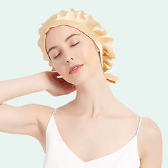 Mannequin portant un bonnet de nuit uni cheveux courts en soie de mûrier champagne
