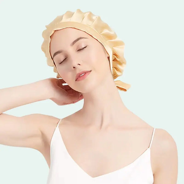 Mannequin portant un bonnet de nuit uni cheveux courts en soie de mûrier champagne