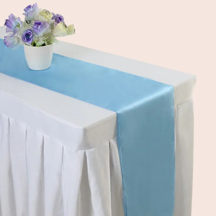 Chemin de table en satin bleu ciel