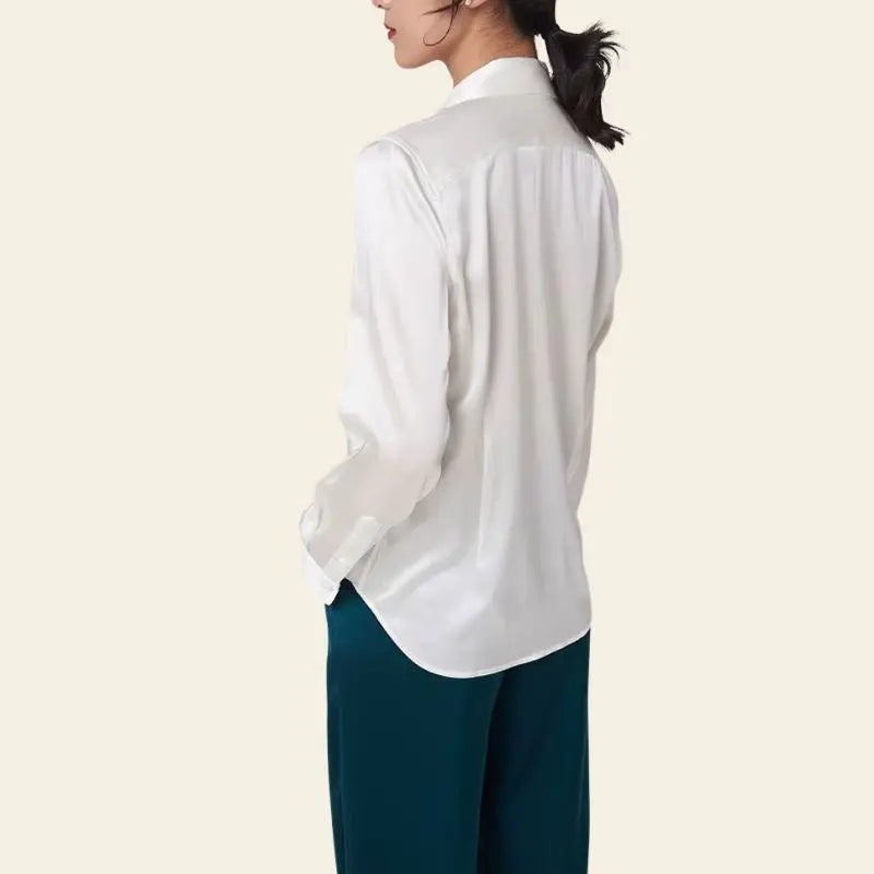 Mannequin de dos portant une chemise ample unie en soie et élasthanne blanc