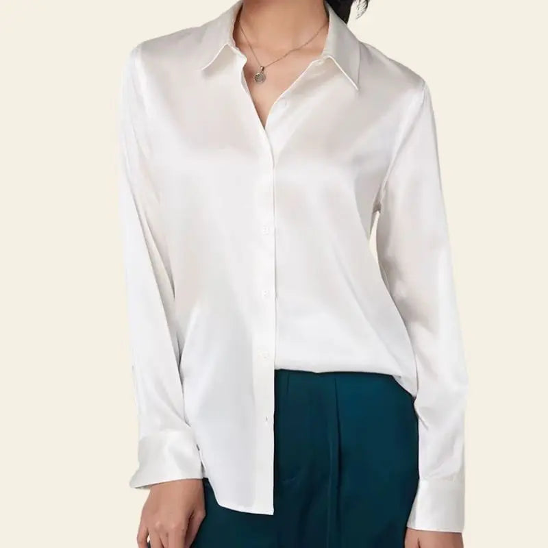 Mannequin de face portant une chemise ample unie en soie et élasthanne blanc