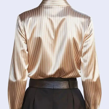 Dos d'une chemise brillante à rayures verticales en satin beige