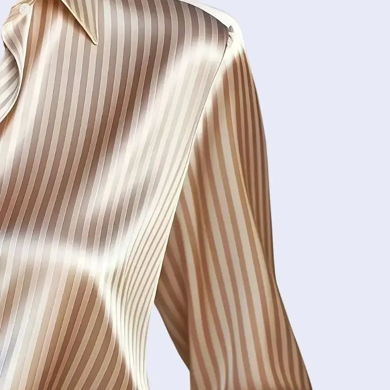 Zoom sur la manche d'une chemise brillante à rayures verticales en satin beige