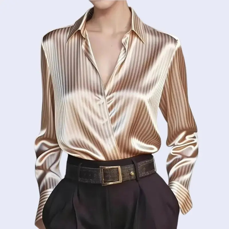 Chemise brillante à rayures verticales en satin beige