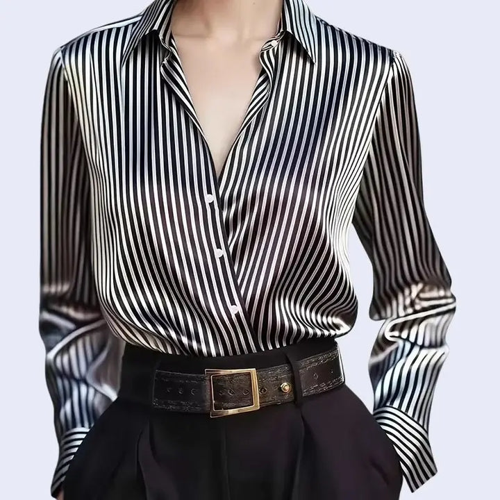 Chemise brillante à rayures verticales en satin noir