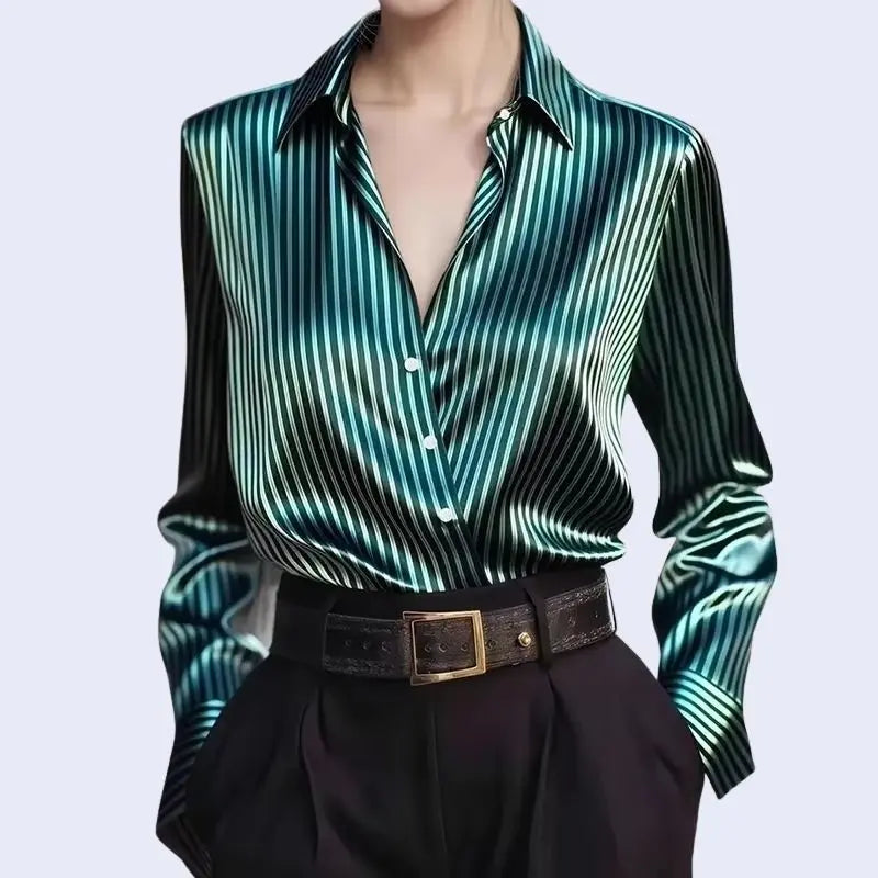 Chemise brillante à rayures verticales en satin vert