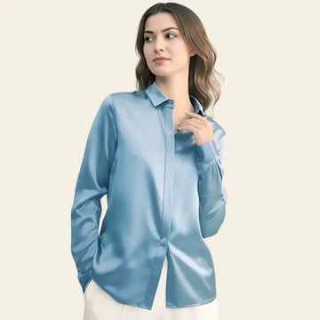 Mannequin portant une chemise brillante stretch en soie véritable couleur bleu ciel