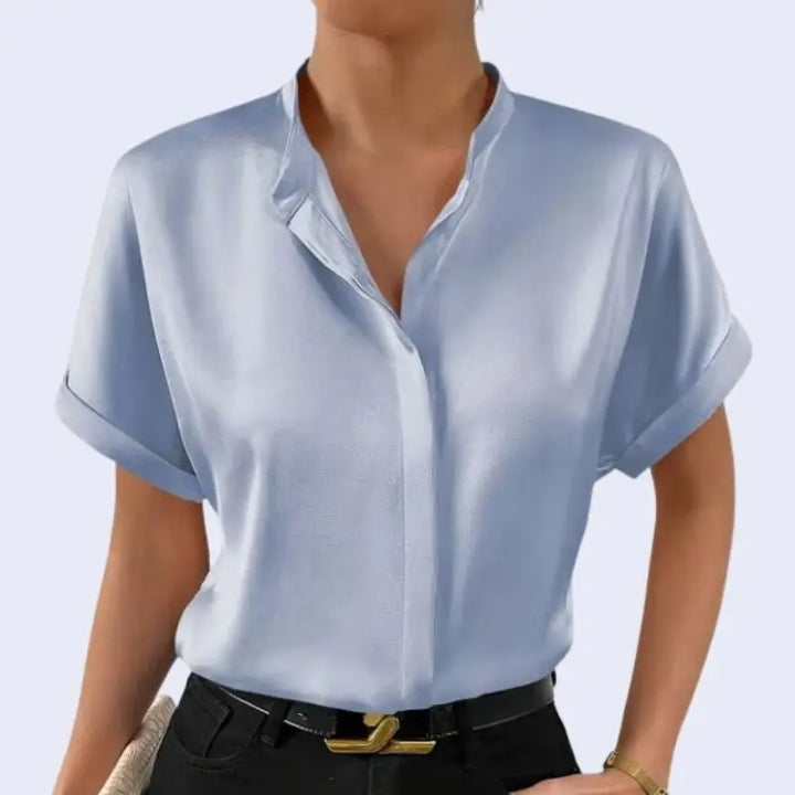 Chemise courte col officier boutons cachés en satin bleu ciel
