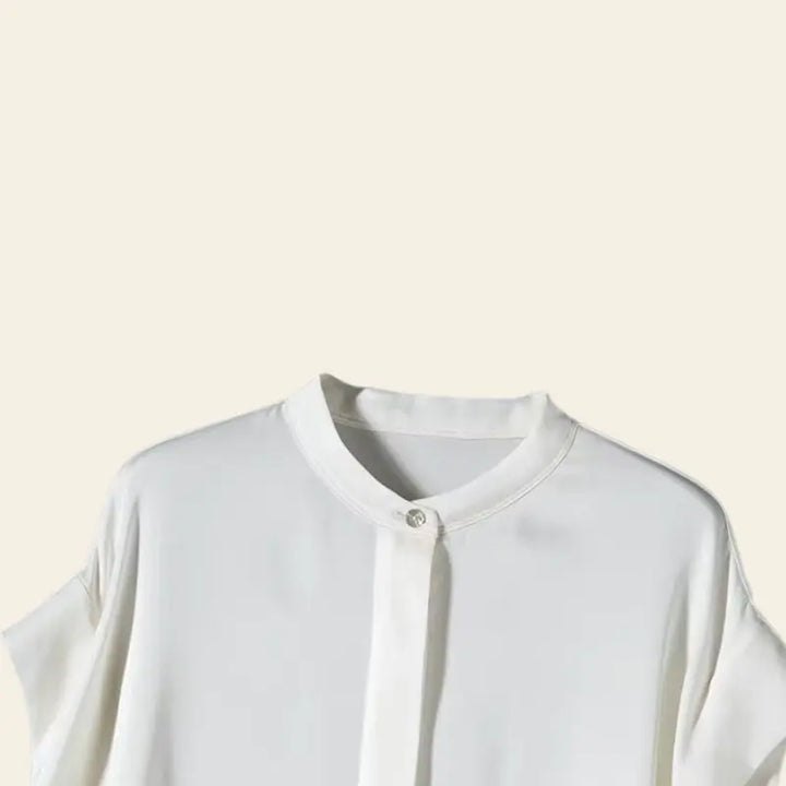 Haut d'une chemise courte col officier en soie de mûrier blanche