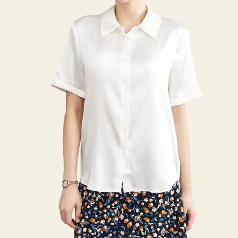 Mannequin portant une chemise manches courtes fluide satinée en soie blanche