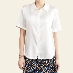Mannequin portant une chemise manches courtes fluide satinée en soie blanche