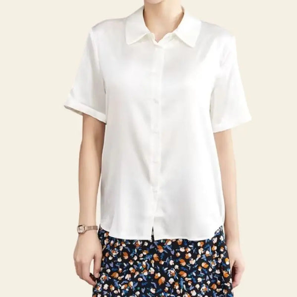 Mannequin portant une chemise manches courtes fluide satinée en soie blanche