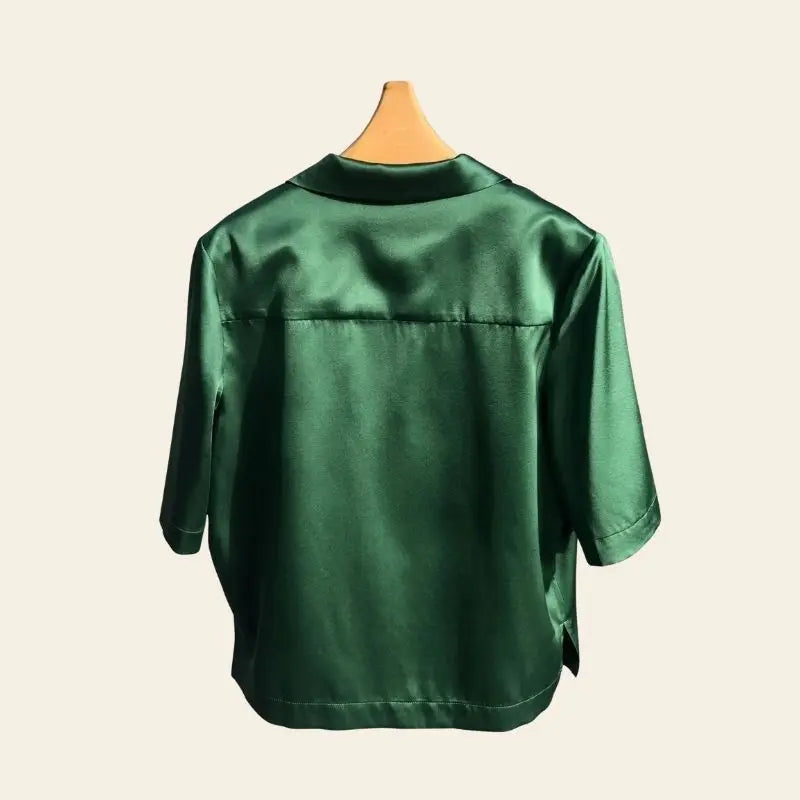 Dos d'une chemise courte vert émeraude col cubain en soie
