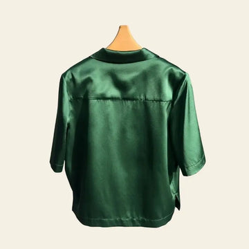 Dos d'une chemise courte vert émeraude col cubain en soie